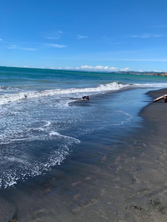 Urenui Beach Bach Екстериор снимка